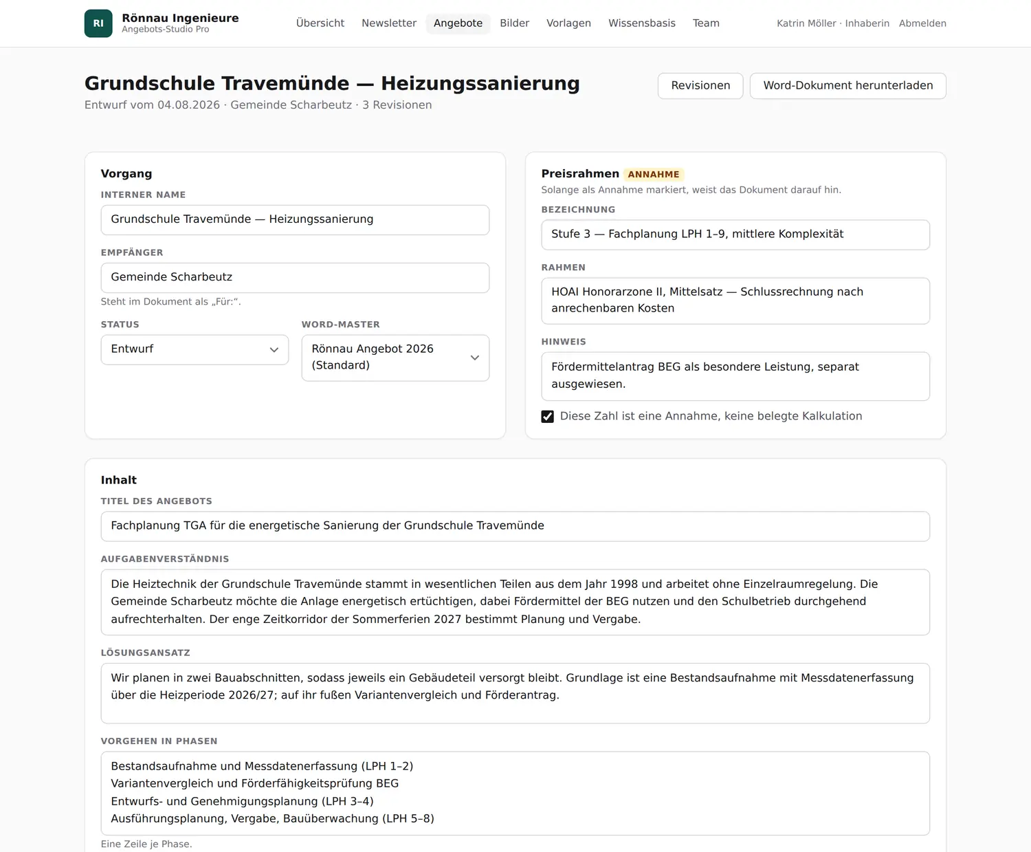 Angebotseditor des Arbeitswerkzeugs: Kopfzeile des erfundenen Planungsbüros Rönnau Ingenieure, Titel „Grundschule Travemünde — Heizungssanierung“, daneben Knöpfe für Revisionen und Word-Dokument herunterladen. Links der Vorgang mit internem Namen, Empfänger, Status und ausgewähltem Word-Master, rechts der Preisrahmen mit dem Etikett Annahme und einem gesetzten Haken „Diese Zahl ist eine Annahme, keine belegte Kalkulation“. Darunter die Inhaltsfelder Titel, Aufgabenverständnis, Lösungsansatz und Vorgehen in Phasen.