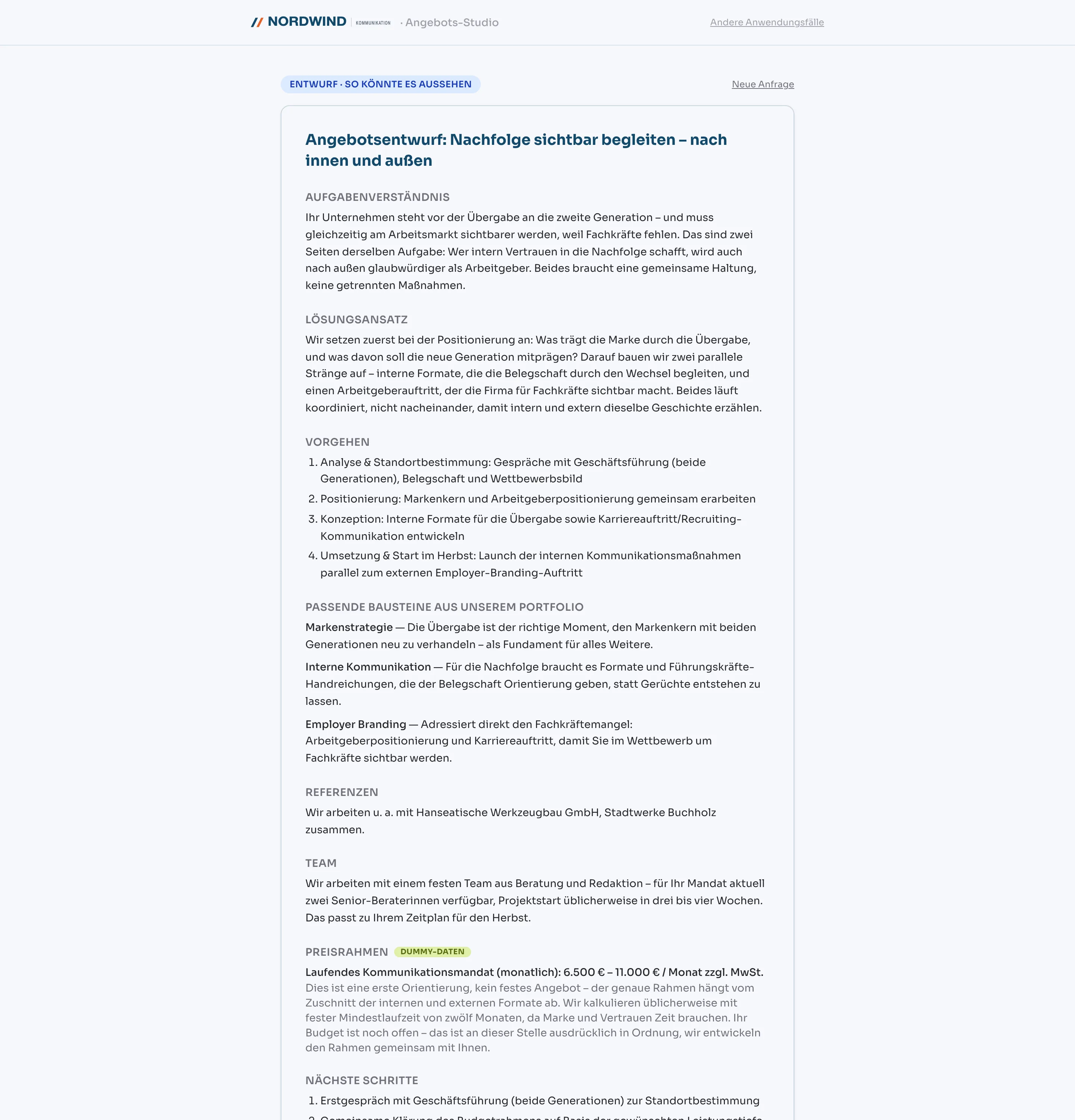 Angebotsentwurf im Angebots-Studio der erfundenen Agentur: Titel „Nachfolge sichtbar begleiten — nach innen und außen“, Abschnitte Aufgabenverständnis, Lösungsansatz und Vorgehen, dann die passenden Bausteine Markenstrategie, Interne Kommunikation und Employer Branding, die Referenzkunden des Hauses, das Team und ein Preisrahmen mit dem Etikett Dummy-Daten.
